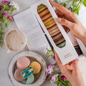 Коробка для для макарон с окном белая ПРЕМИУМ 22*5,5*5,5 см.