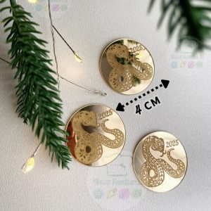 Топпер-медальон "Змея с цветочками 2025", золотой акрил, диаметр 4 см.