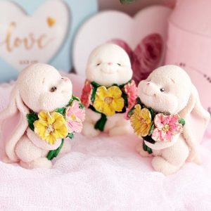 Фигурка из глазури "Зайка с цветами"