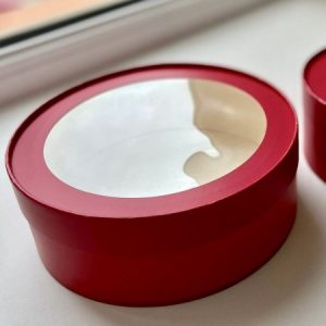 Коробка круглая с окном, 20*7 см., красная МАТОВАЯ