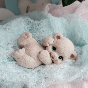 Фигурка из глазури "Мишка-малыш на спинке"