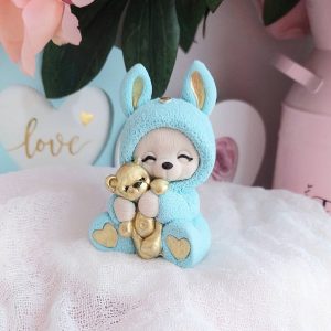 Фигурка из глазури "Мишка в голубом костюме зайки (золото)"