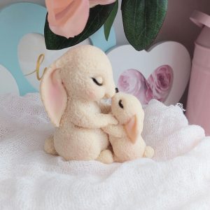 Фигурка из глазури "Мамин поцелуй, зайчата"