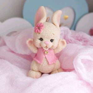 Фигурка из глазури "Зайка в розовом"